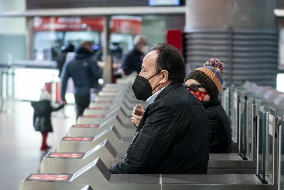 Los sanitarios y expertos piden a la población que siga usando la mascarilla de forma responsable