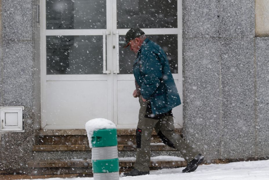 EuropaPress 4948210 hombre camina calle cubierta nieve 26 enero 2023 pedrafita do cebreiro lugo