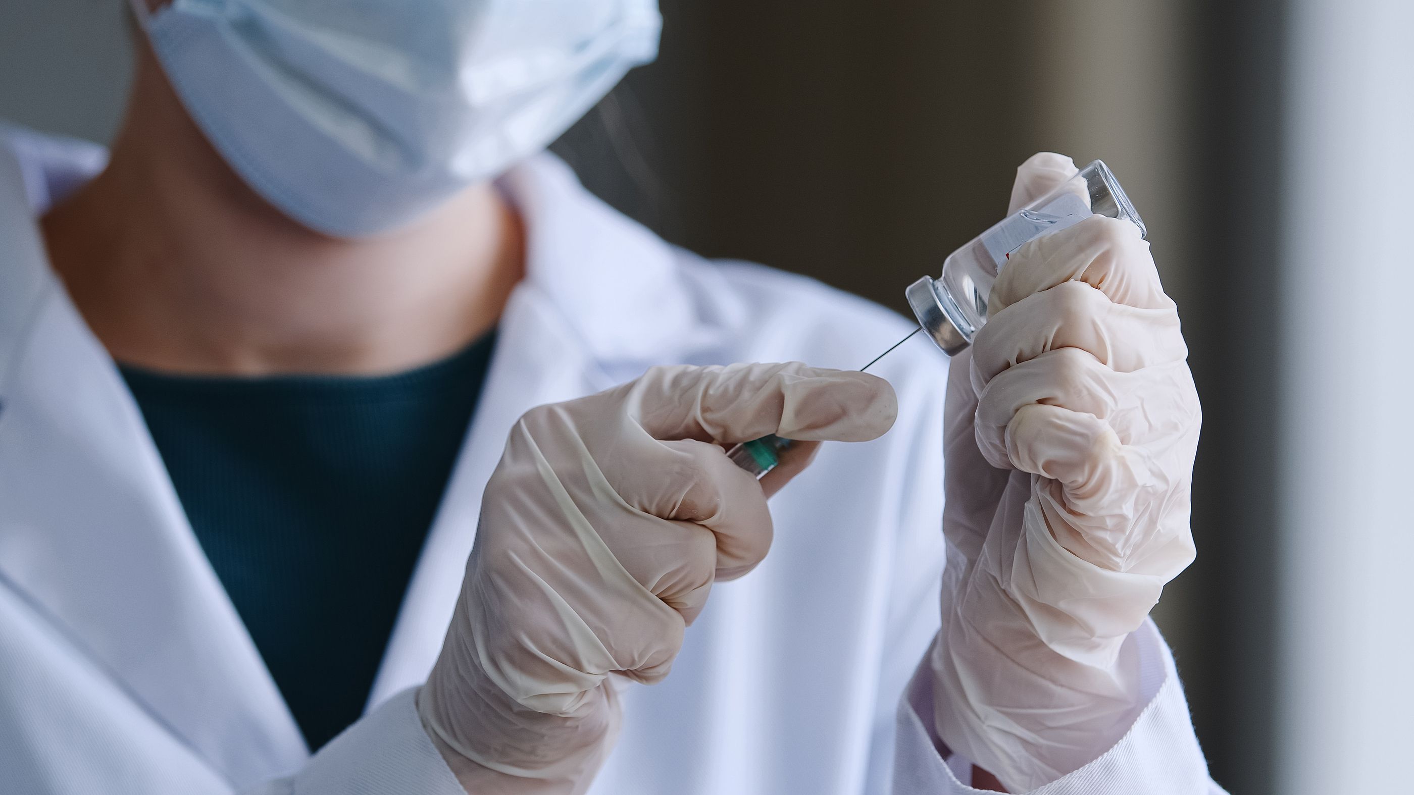 Los médicos avisan: se debe adelantar la vacunación contra el herpes zóster a los 50 años
