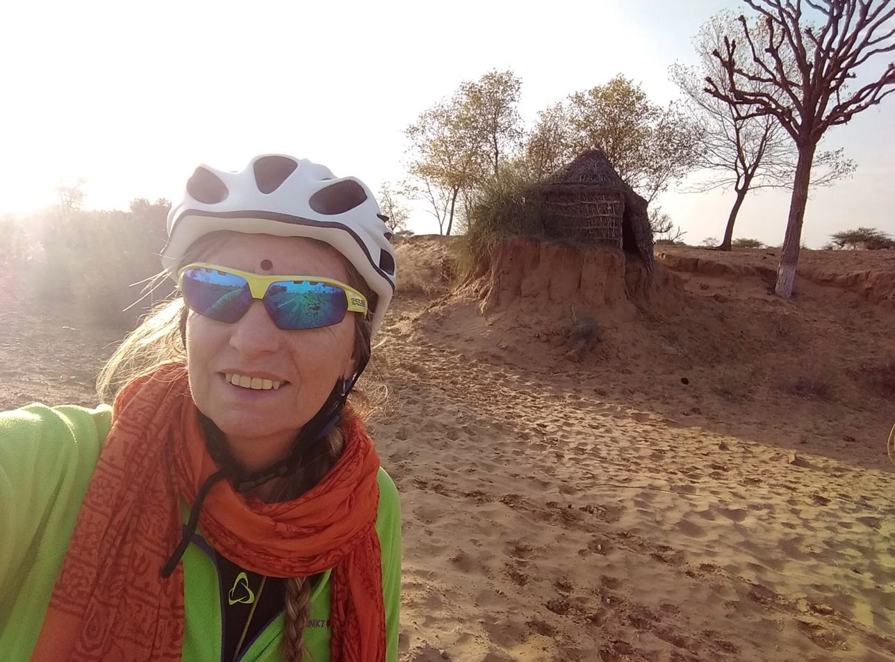 Mónica Romero, la argentina que recorre el mundo en bicicleta a los 60 años