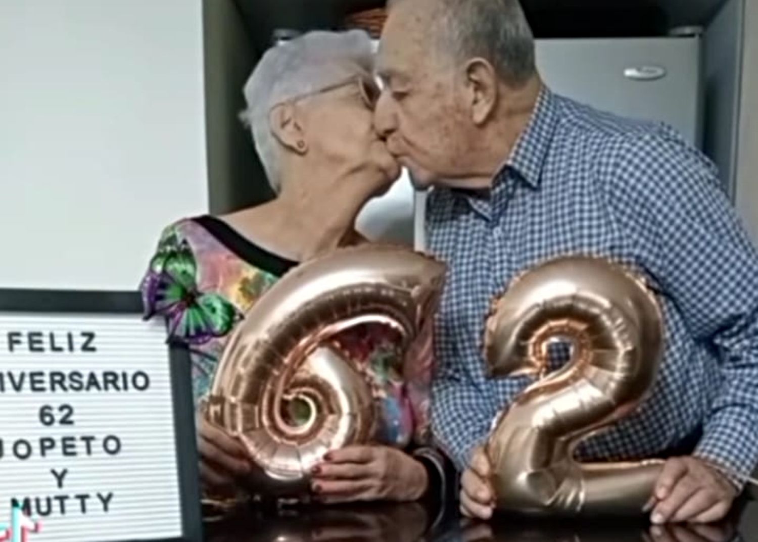 Jopeto y Mutty, la pareja 'tiktoker' que ha celebrado sus 62 años de casados con un vídeo viral. Foto: TikTok