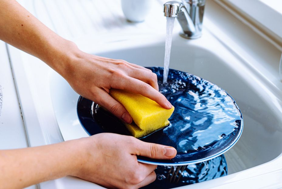 bigstock Women s Hands Wash Dirty Plate 462565071