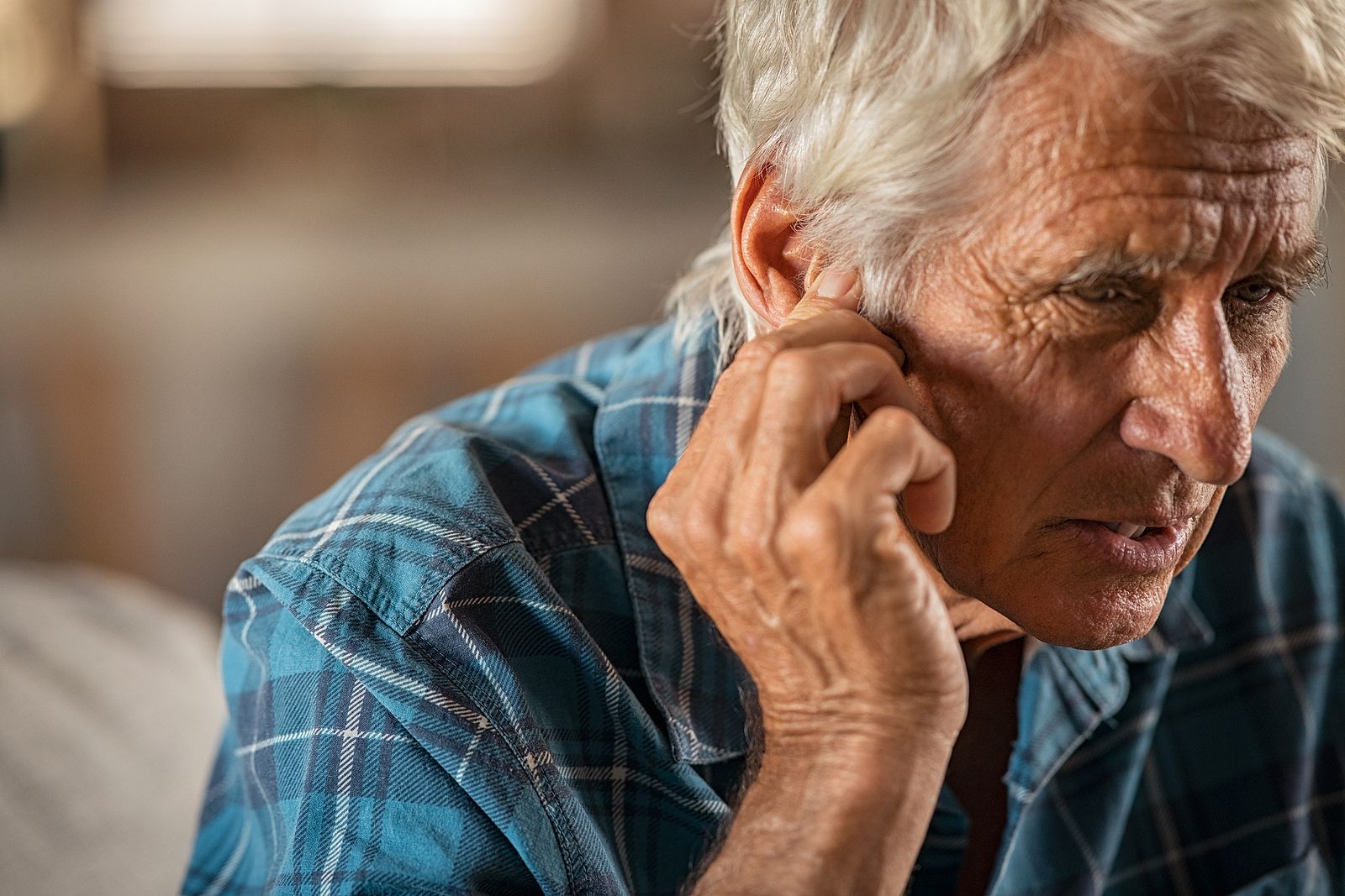 Signos de alerta para detectar la sordera asociada al envejecimiento. Foto: Bigstock