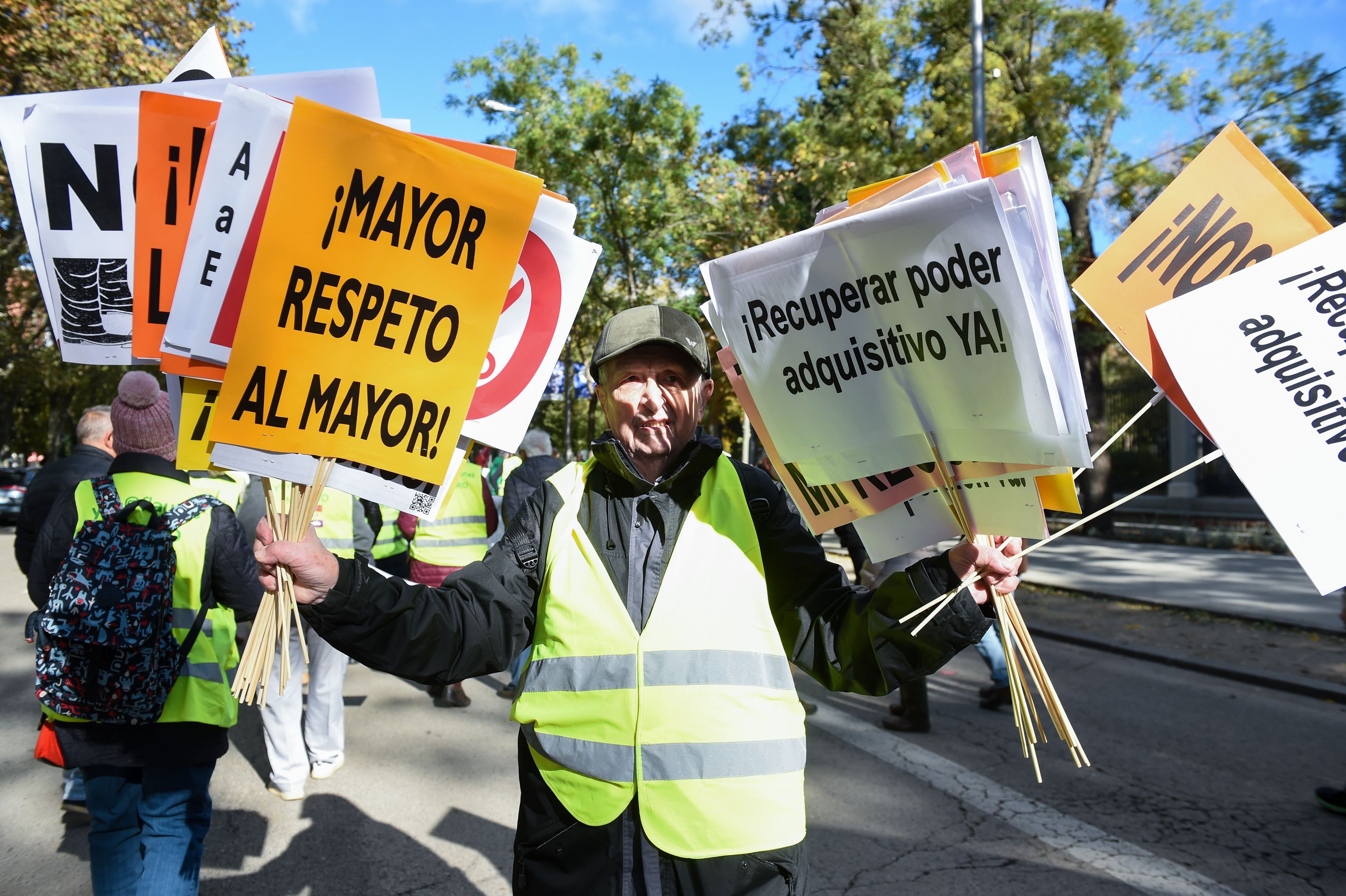 EuropaPress 4821106 hombre sujeta varias pancartas manifestacion exigir mejora pensiones