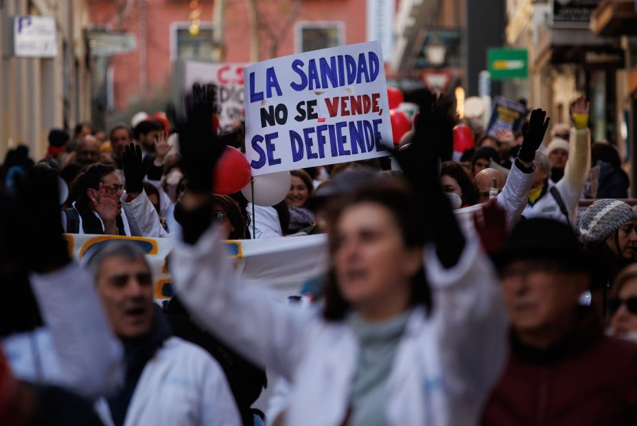 EuropaPress 4945969 mujer sujeta cartel lee sanidad no vende defiende manifestacion medicos