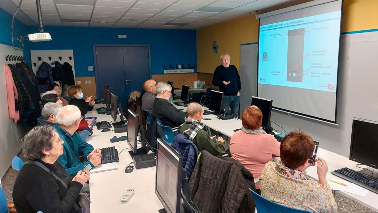 Nace la escuela de digitalización 'Conectando Mayores', con cursos impartidos por jubilados. Foto: AEB