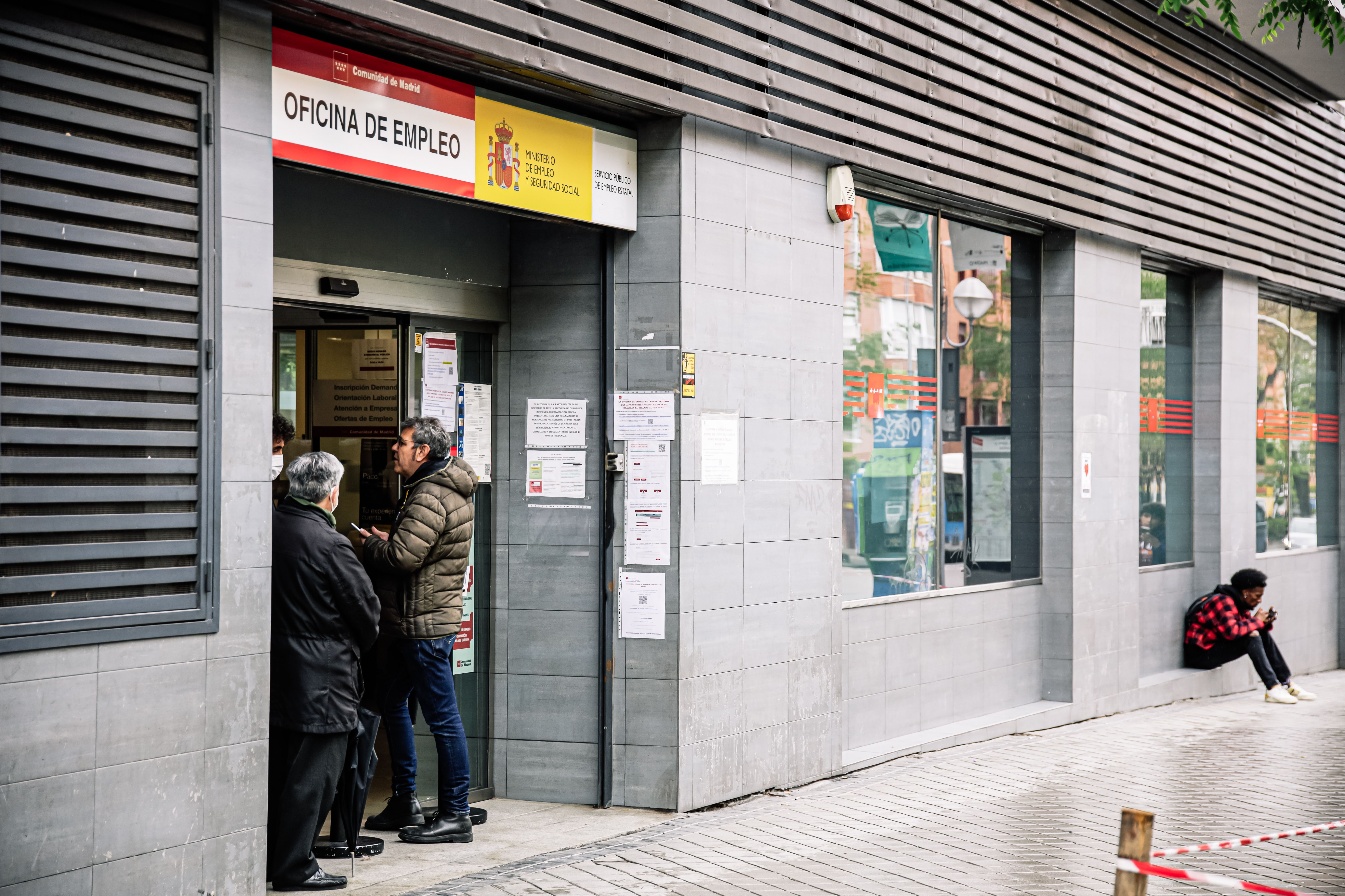 ¿Cómo queda la ayuda para desempleados mayores de 52 años tras la subida del salario mínimo?