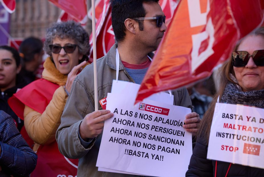 EuropaPress 4960096 varias personas manifiestan convocadas ccoo ugt situacion trabajadores dos