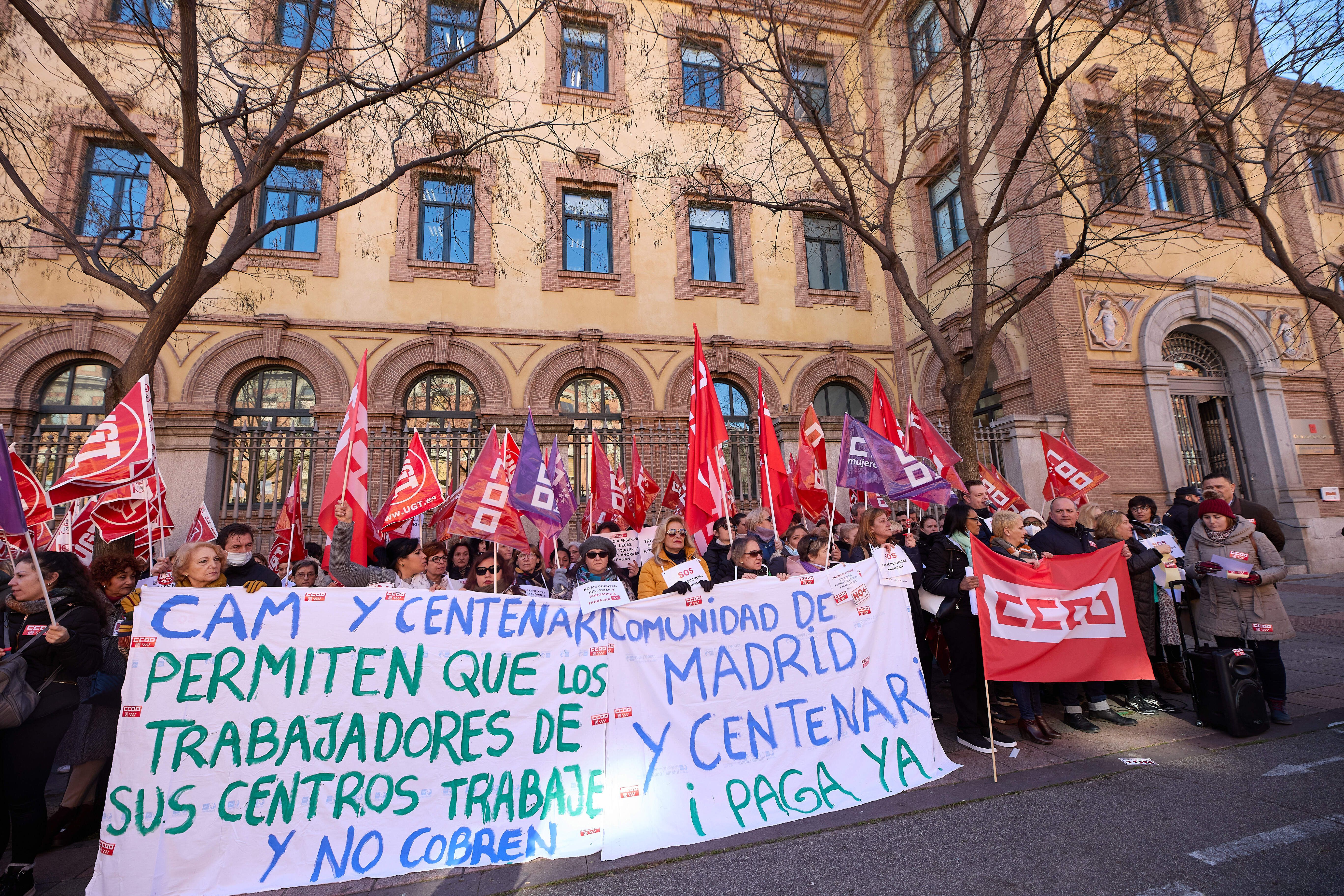 Trabajadores se manifiestan delante de la Comunidad de Madrid para que intervenga dos residencias