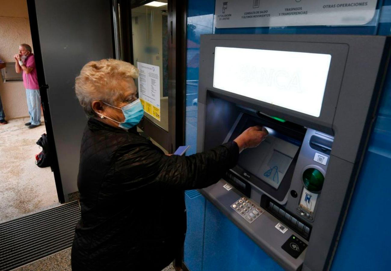 La banca mejora lo justo el trato a los mayores para cubrir expediente y se olvida de cajeros y apps. Foto: EuropaPress