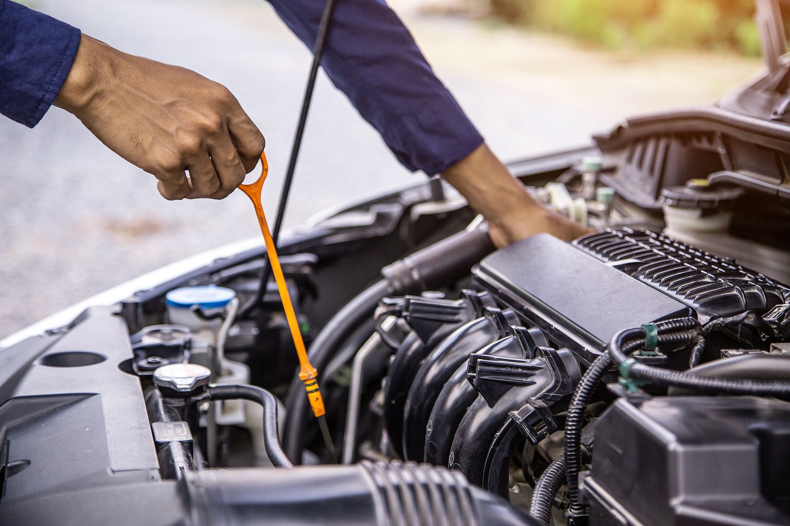 ¿Cada cuánto tiempo hay que cambiar el aceite del coche? Foto: Bigstock