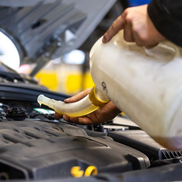 ¿Cada cuánto tiempo hay que cambiar el aceite del coche? Foto: Bigstock