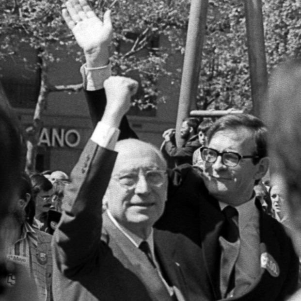 Ramón Tamames (a la derecha) y Enrique Tierno Galván, en Madrid el 1 de mayo de 1979