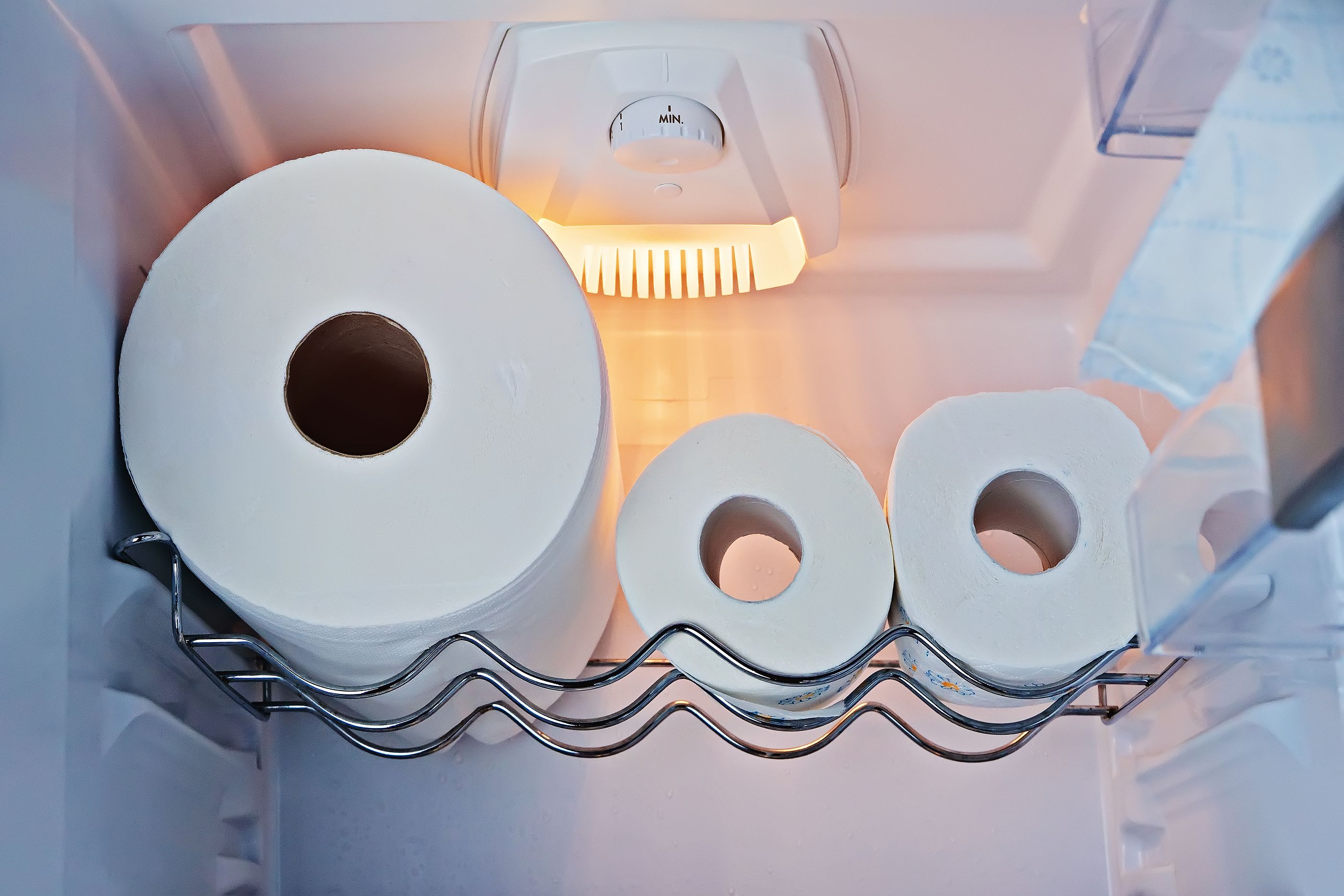 Por qué deberías meter un rollo de papel higiénico en la nevera