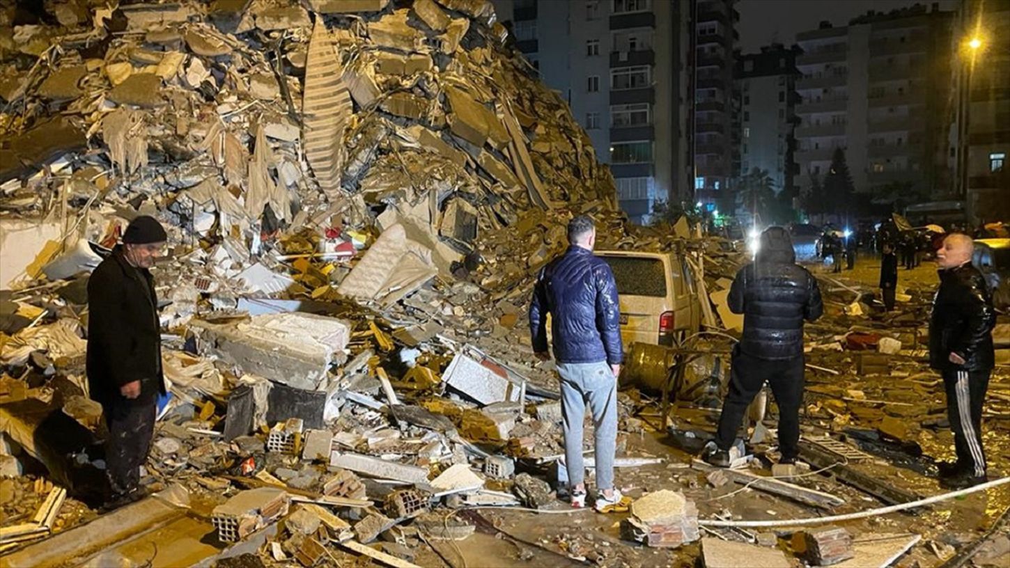 Miles de muertos y heridos por un fuerte terremoto en Turquía y Siria