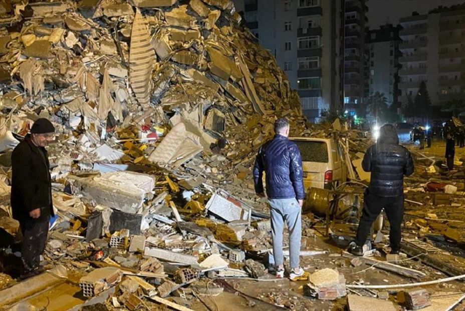 Miles de muertos y heridos por un fuerte terremoto en Turquía y Siria