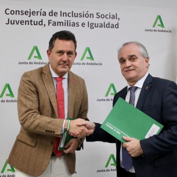 La Junta de Andalucía y farmacéuticos se unen para acabar con la soledad no deseada de los mayores. Foto: Europa Press