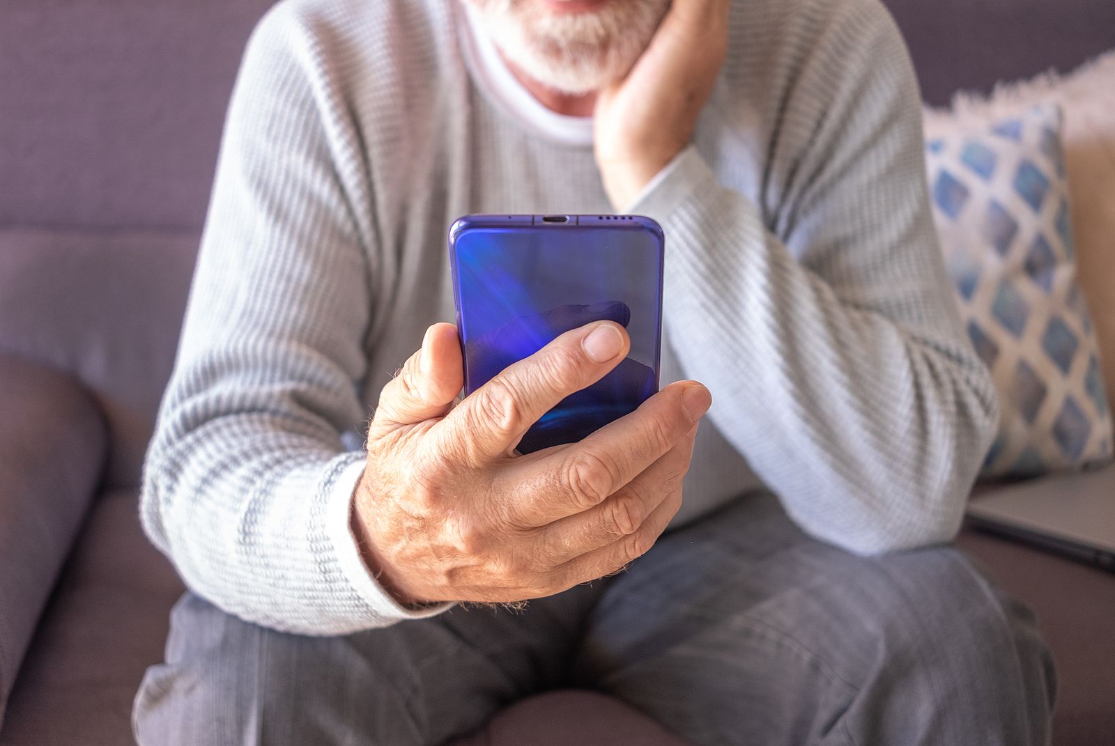 Tarifas telefónicas para pensionistas: desde el abono social a otras ofertas para mayores