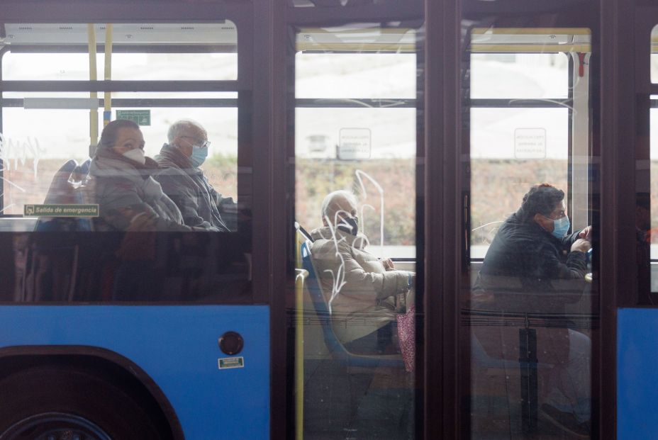 EuropaPress 4971467 varias personas mascarilla autobus emt inmediaciones plaza castilla febrero