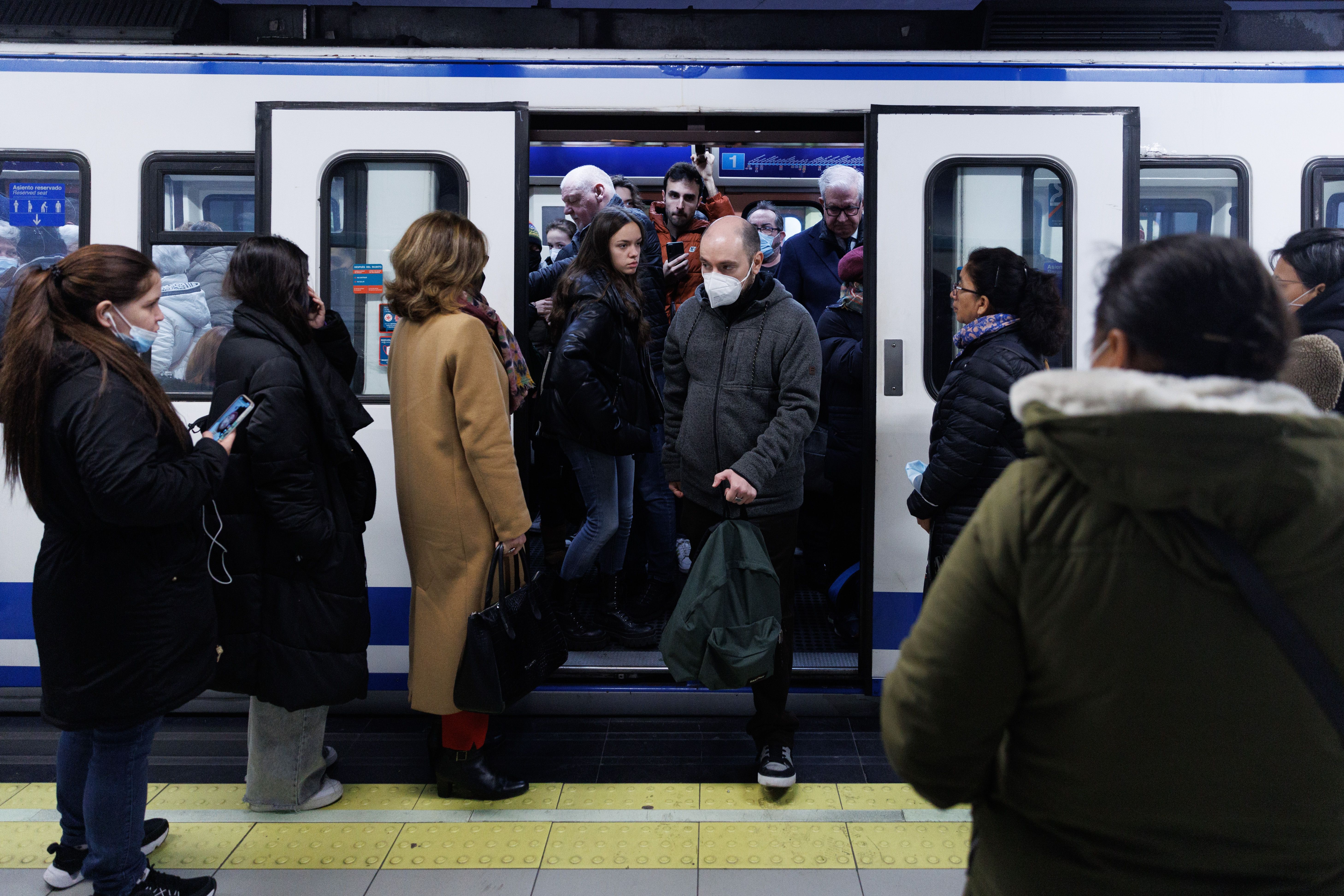 EuropaPress 4971240 varias personas salen tren metro estacion metro sol febrero 2023 madrid