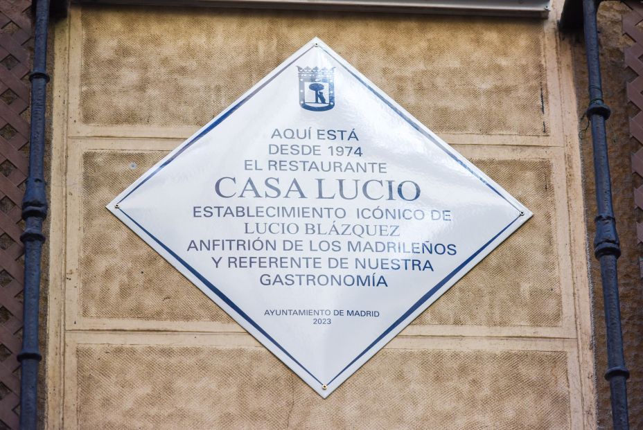 EuropaPress 4972302 placa homenaje empresario lucio blazquez restaurante casa lucio febrero