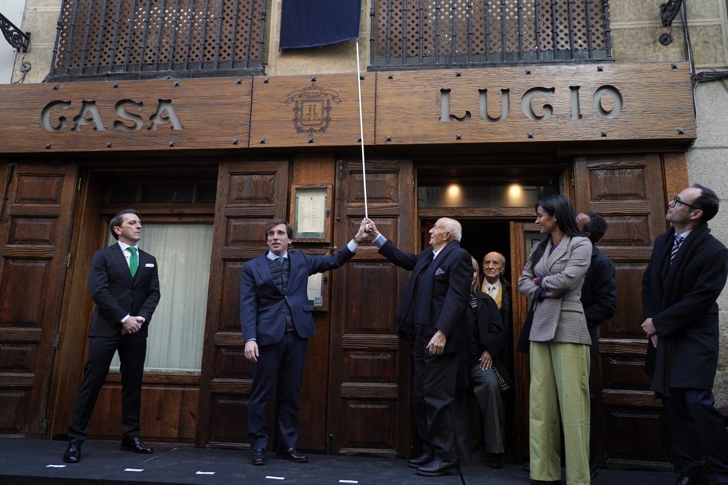 Madrid reconoce la trayectoria e historia del restaurante Casa Lucio con una placa conmemorativa. Foto: Europa Press