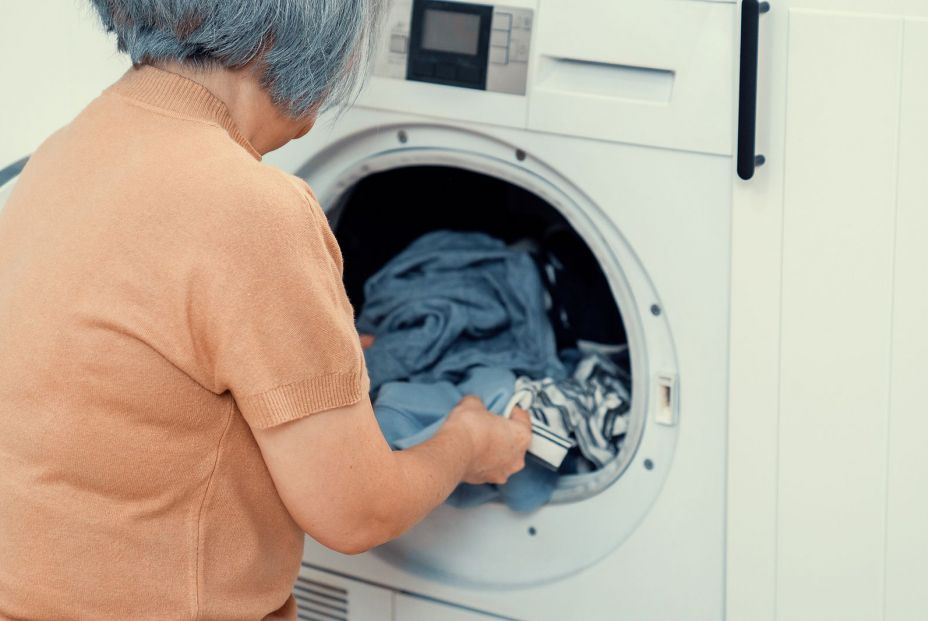 El motivo por el que debes lavar la ropa al revés en la lavadora
