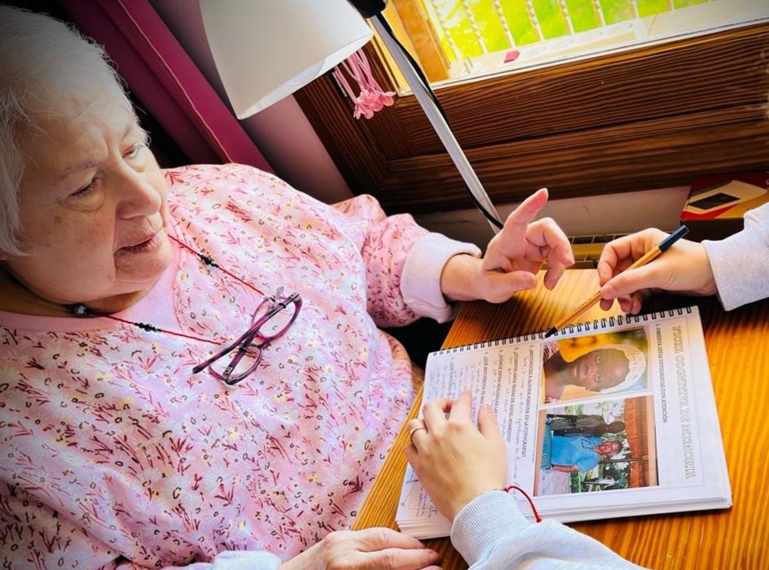 Los 'Cuadernos de historias de vida' de una residencia permiten mejorar la atención a los mayores. Foto: enEquip