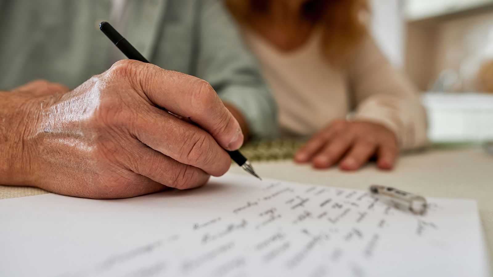 Los 'Cuadernos de historias de vida' de una residencia permiten mejorar la atención de los mayores. Foto: Bigstock