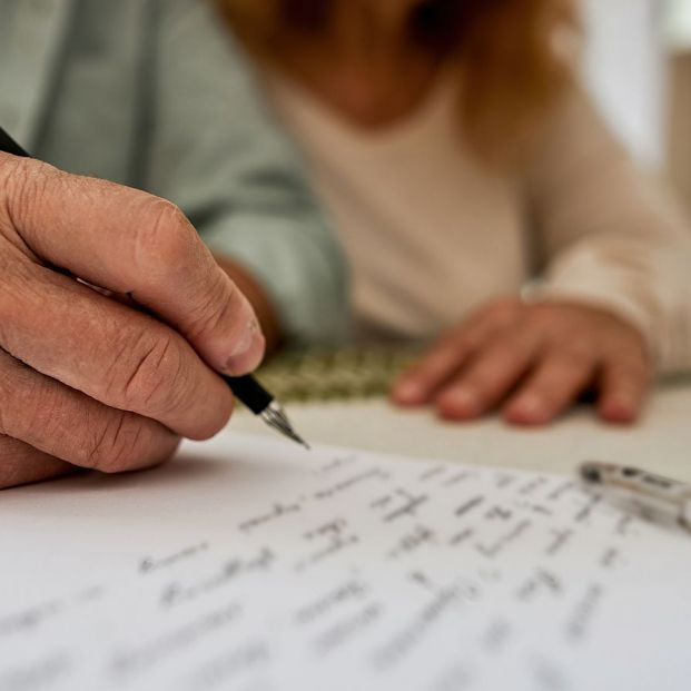  Los 'Cuadernos de historias de vida' de una residencia permiten mejorar la atención de los mayores. Foto: Bigstock