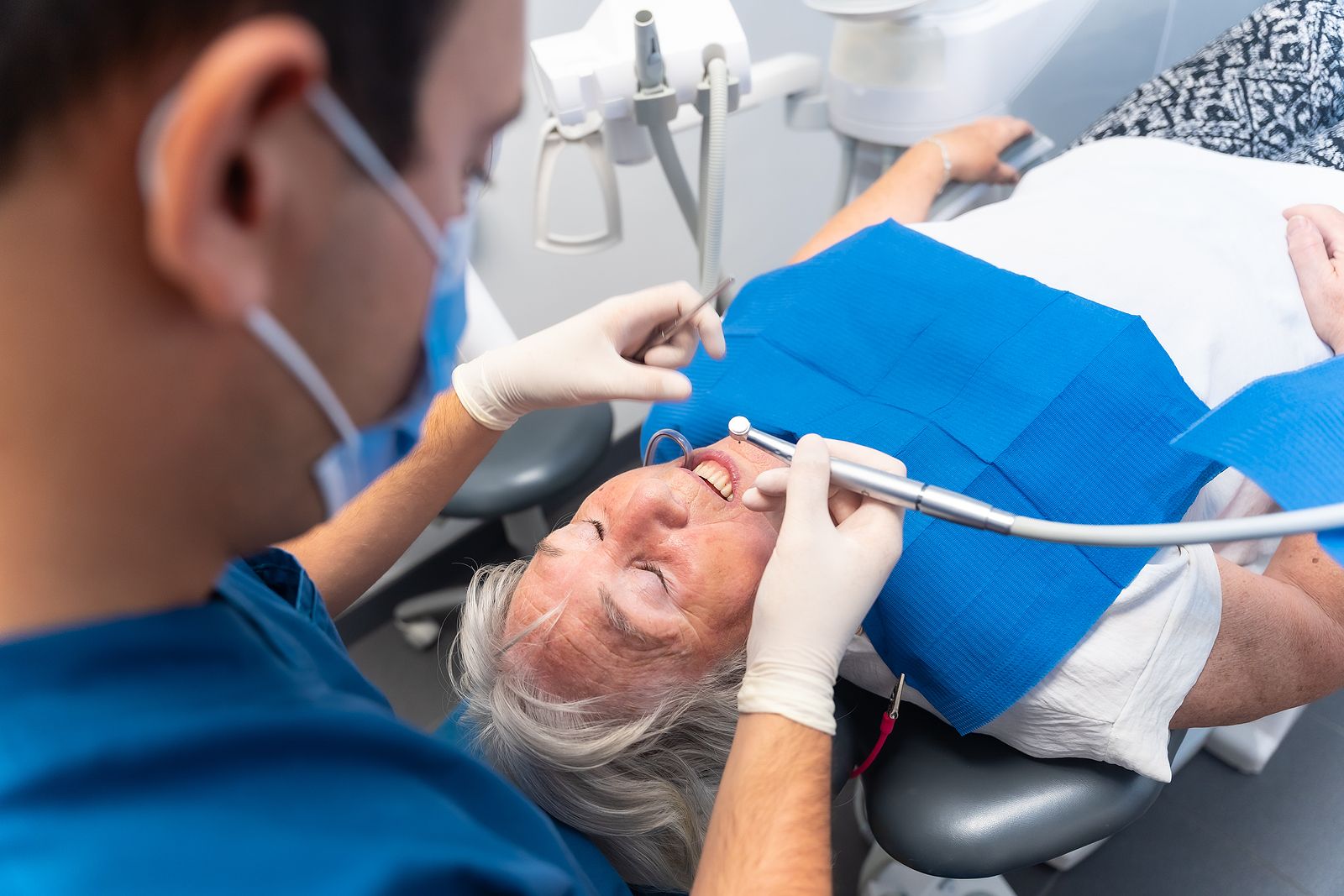 Ayuso anuncia dentista gratis para los mayores de 80 años