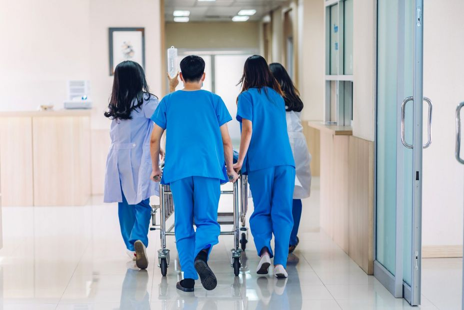 Brutal agresión multitudinaria al personal de un hospital de Andalucía Brutal agresión multitudinaria al personal de un hospital de Andalucía