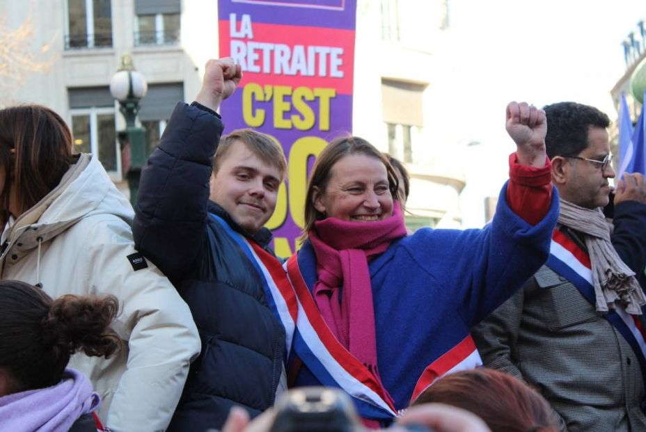 Joven y mujer mayor manifestacion