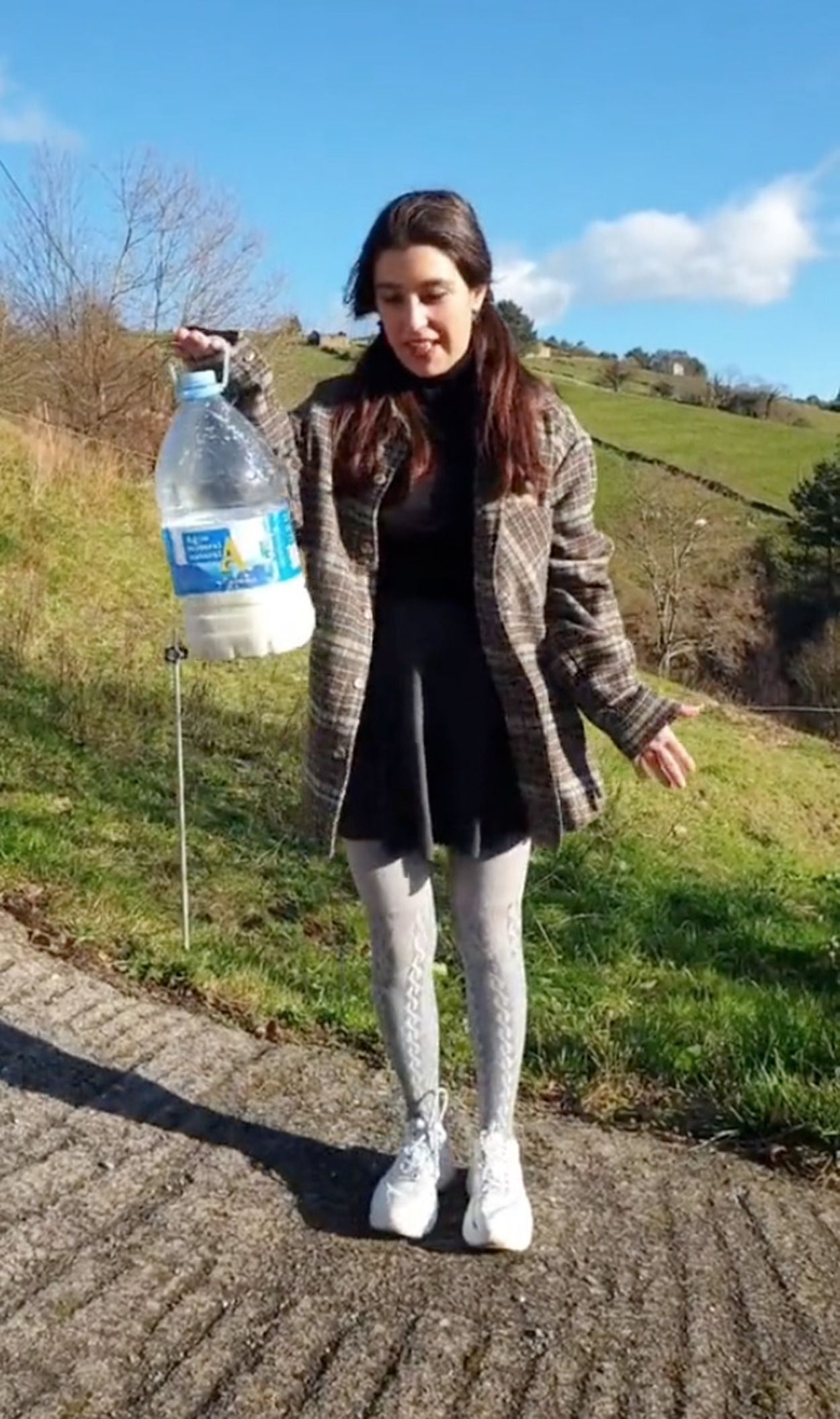 El polémico vídeo de una turista en Asturias: "Me han dado leche de una vaca recién exprimida"