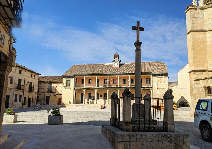 plaza mayor en torrelaguna