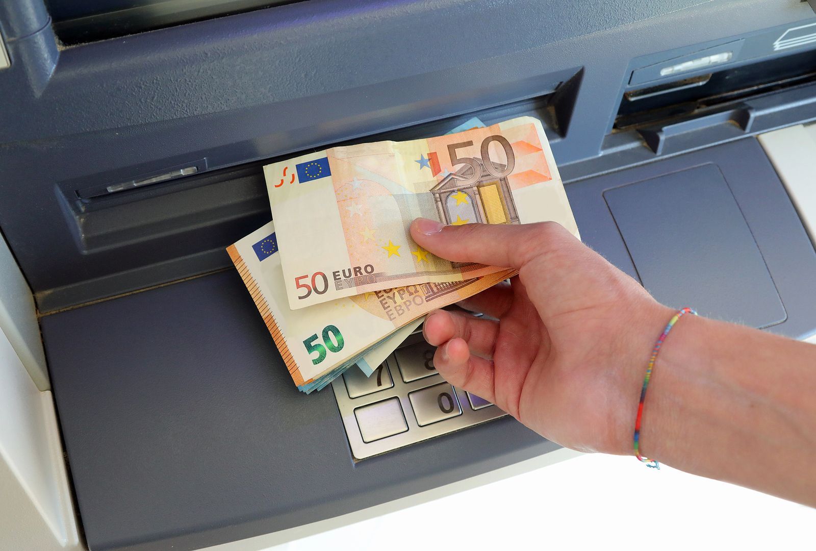 Банкомат Euro Automatic. Сложенная поперек 50 евро фото.