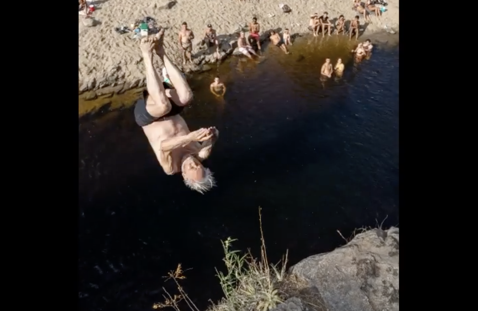El ‘abuelo clavadista’ se vuelve viral por sus saltos al agua