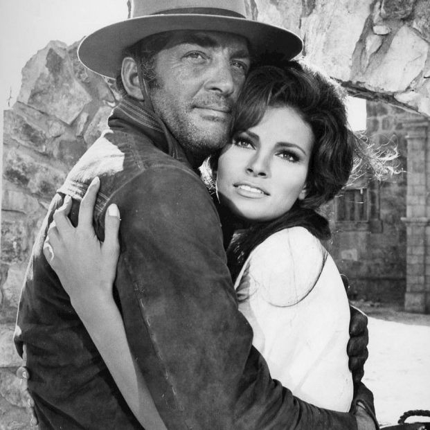 Raquel Welch junto al actor Dean Martin en la película 'Bandolero del año' (1968)