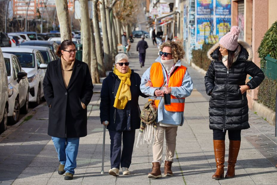 Personas en paro de larga duración trabajan como auxiliares de acompañamiento de mayores en Móstoles. Foto: Ayuntamiento de Móstoles