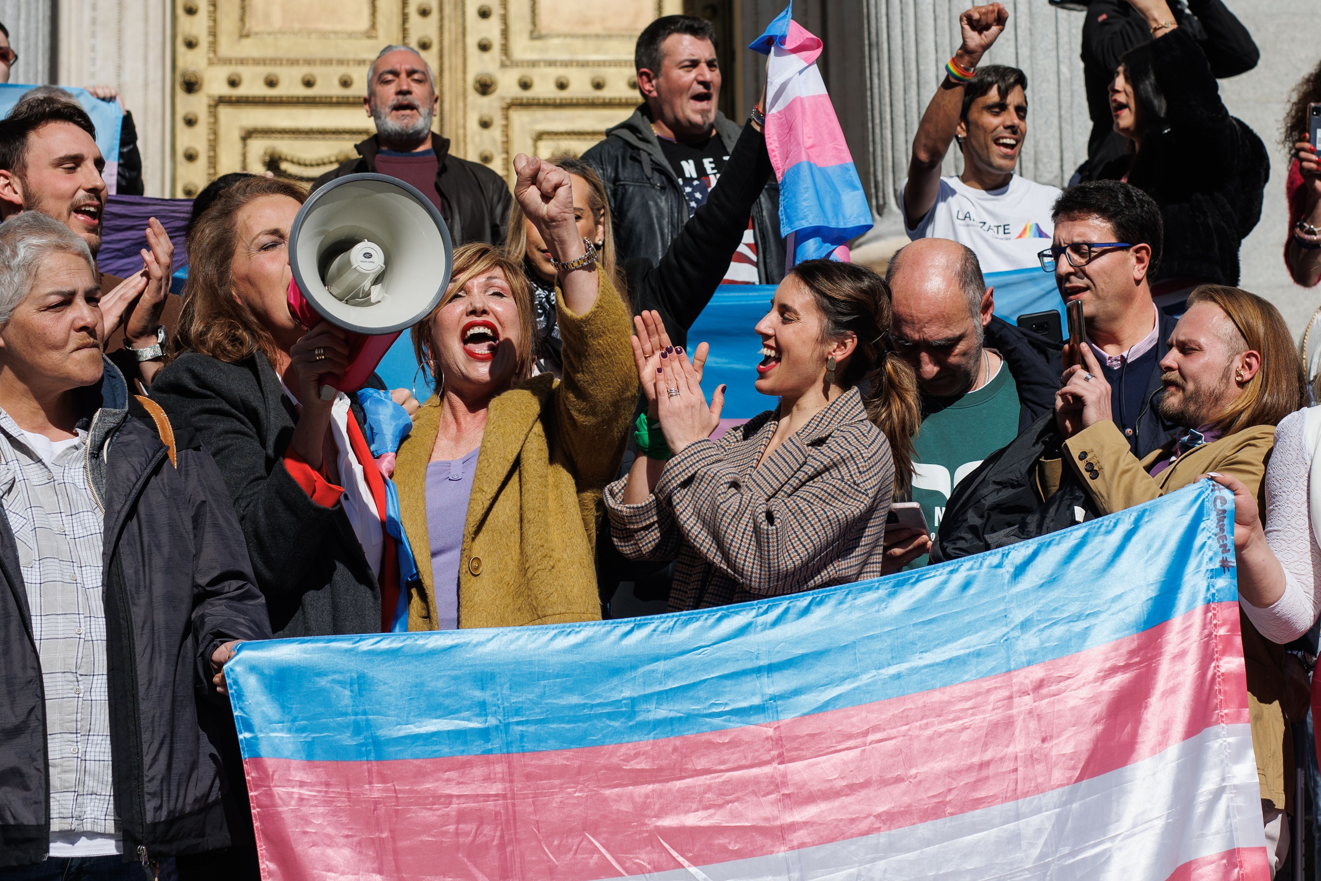 La Ley Trans también cambia el Código Civil para eliminar "madre" y "padre"