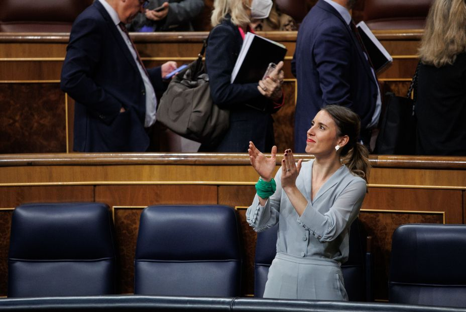 EuropaPress 4992682 ministra igualdad irene montero aplaude personas sacado banderas trans