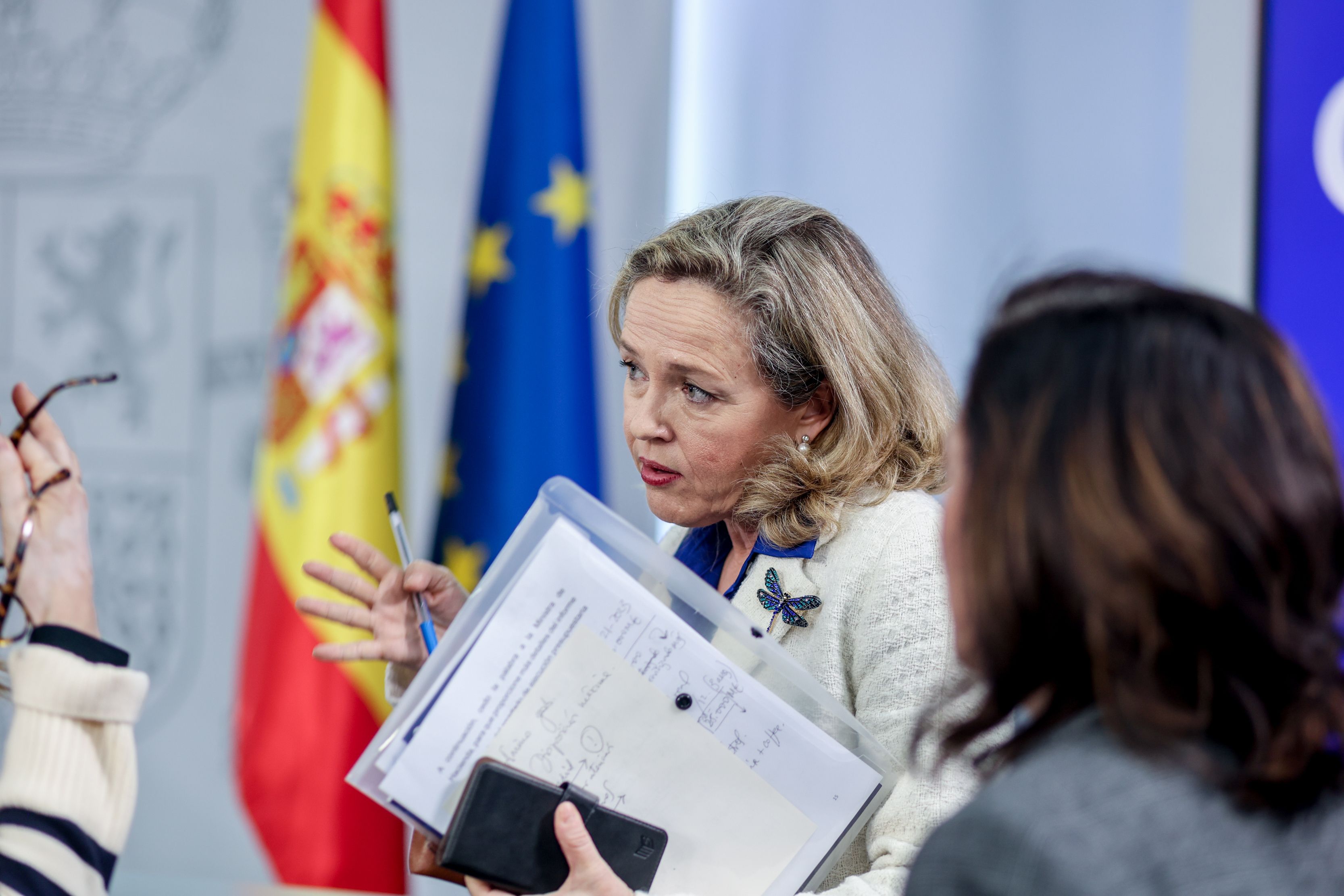 Nadia Calviño advierte a la banca: "Tienen que cuidar a las personas mayores"