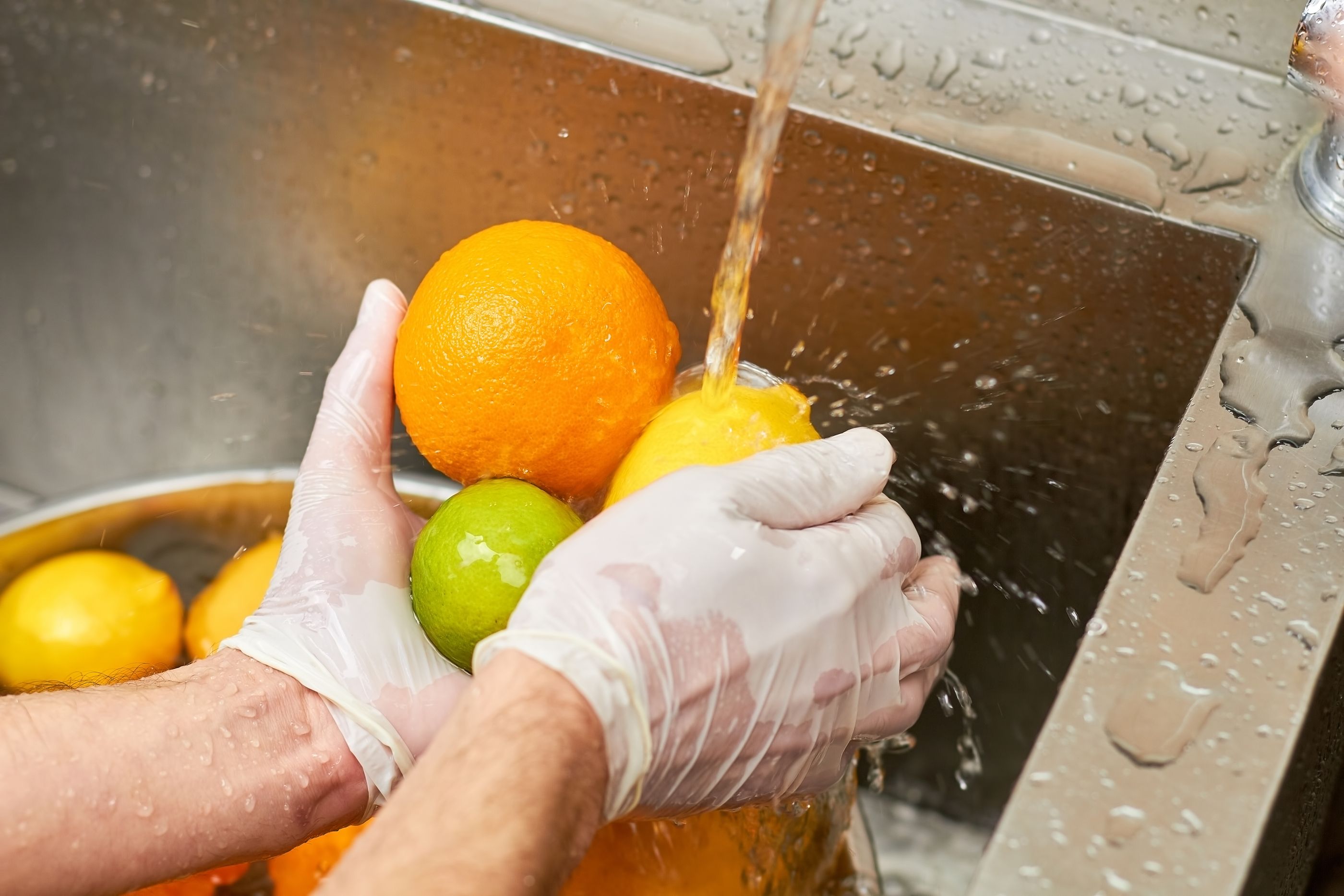 Alimentos que debes lavar antes de consumirlos si no quieres intoxicarte