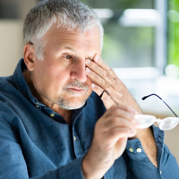 Hombre con problemas de visión Hombre con problemas de visión