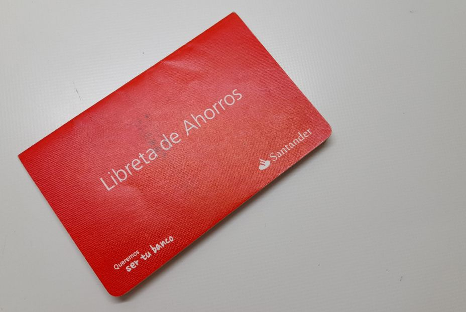 La letra pequeña de la banca para mantener las libretas de ahorro: todo son trabas 