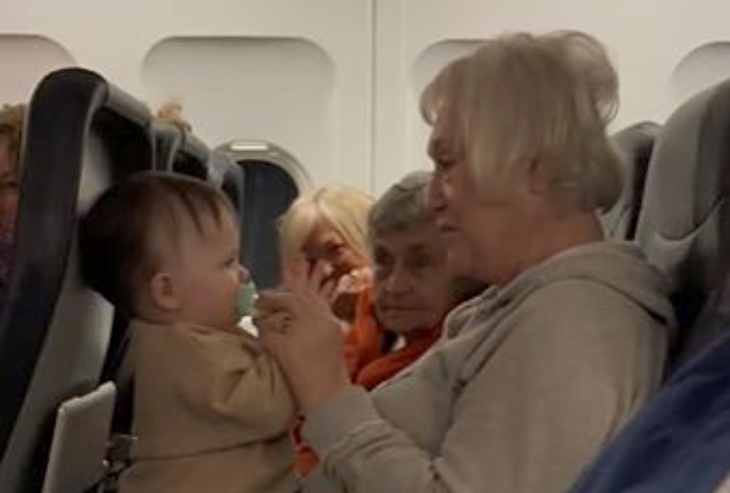 VÍDEO: El gesto de tres mujeres mayores en un avión con un bebé que ha conmovido en las redes. Foto: TikTok