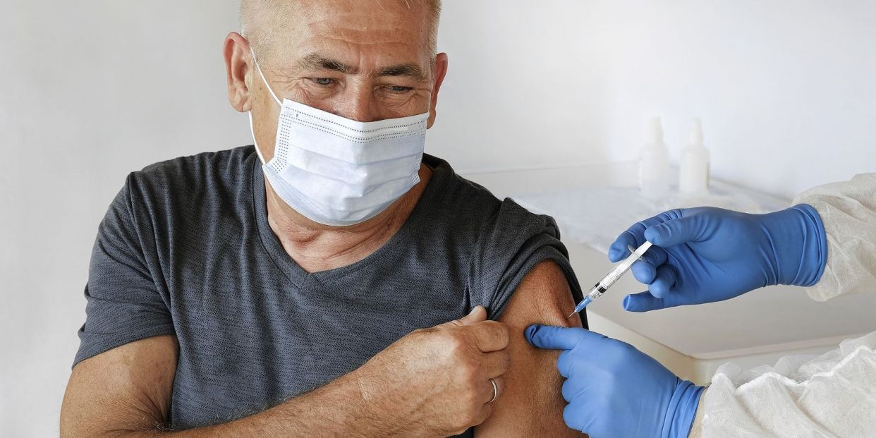 Según la OMS, la vacuna contra el Covid reduce la probabilidad de sufrir un infarto