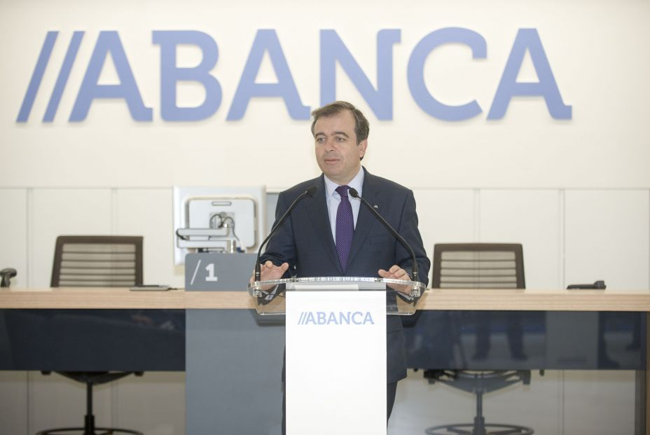 La letra pequeña de la Cuenta Clara de Abanca que regala 300 euros y deja fuera a muchos mayores