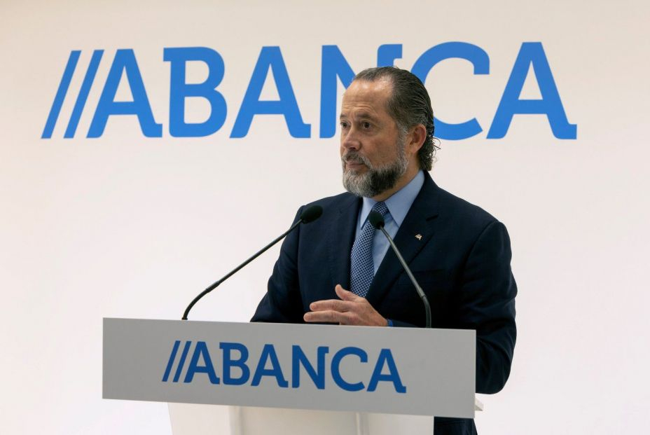 La letra pequeña de la Cuenta Clara de Abanca que regala 300 euros y deja fuera a muchos mayores