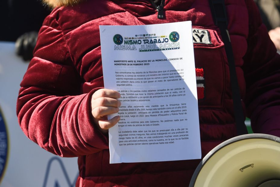 Policías y guardias civiles exigen en Moncloa la misma "jubilación digna" que policías autonómicos Policías y guardias civiles exigen en Moncloa la misma "jubilación digna" que policías autonómicos